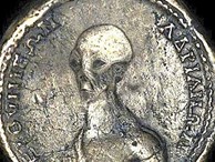 Đồng xu cổ xưa in hình 'người ngoài hành tinh'